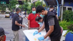 Polrestabes Surabaya Tes Urine Puluhan Sopir dan Kondektur di Terminal Bratang