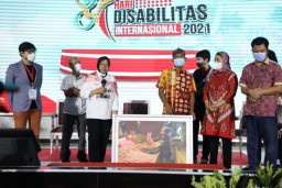 Paksa Tunarunguwicara Bicara, Mensos Risma Diprotes