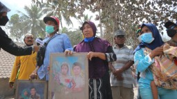 Jerit Tangis Satimah Melihat Rumahnya Ludes Tertimbun Abu Vulkanik Semeru