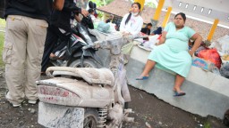 Foto: Situasi Posko Pengungsian Erupsi Semeru di Balai Desa Penanggal Lumajang
