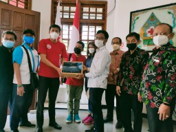 Bantuan Ratusan Botol Suplemen untuk Korban Erupsi Semeru