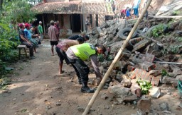 Hujan Deras, 2 Rumah di Ponorogo Tertimpa Tanah Longsor