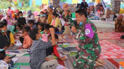 TNI AL Hibur Anak-anak Korban Erupsi Gunung Semeru di Pengungsian