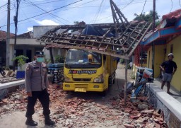 Truk Bermuatan Tembakau Tabrak Gapura Desa di Ponorogo