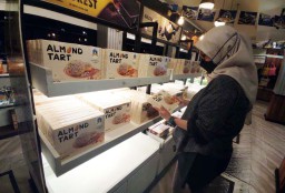 Lapis Kukus Pahlawan Kenalkan Varian Baru Almond Tart