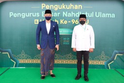 Mengenakan Sarung, AHY Hadiri Pengukuhan Pengurus PBNU
