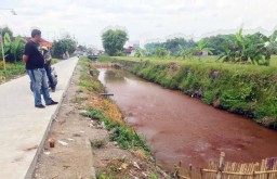Air Sungai di Mojokerto Berwarna Kecoklatan Hebohkan Warga