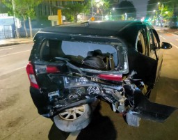 Brak! Outlander "Cium Pantat" Avanza Dekat Alun-Alun Surabaya, 2 OrangTerluka