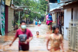 Banjir Pasuruan Belum Surut, Ribuan Warga Disuplai Mamin dan Obat