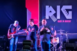 Aksi Gus Yani Nyanyikan Lagu Boomerang di HUT Rock In Gresik