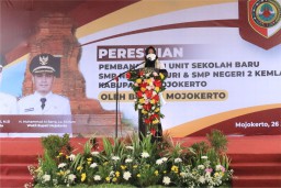 Bupati Mojokerto Dorong Pemerataan Pendidikan, Dua SMPN Diresmikan