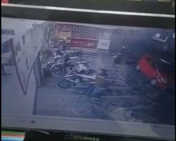 Terekam CCTV, Motor Emak-emak Digondol Maling di Parkiran Alfamidi Pasuruan