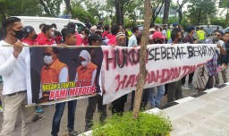 Bupati Probolinggo dan Suami Disidang, Masyarakat: Miskinkan