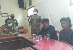 Kedapatan Bawa Sajam, 2 Anak Jalanan di Pasuruan Digaruk Satpol PP