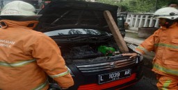 Keluarkan Percikan Api, Mobil Suzuki Ertiga di Surabaya Terbakar