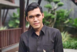 Anak Tukang Sapu Jalanan yang Diberi Nilai Nol itu Menuntut Keadilan