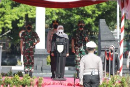 Khofifah Ajak Satgas Pangan Jatim Pastikan Keseragaman Harga Minyak Goreng