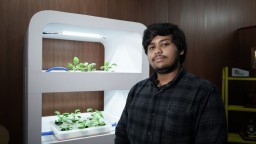 Hipoi Karya Mahasiswa Undika, Rak Hidroponik Percantik Interior Rumah