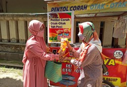 Aksi Ibu Muda di Madiun Bagikan 1000 Minyak Goreng Gratis hingga Ponorogo