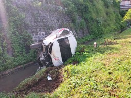 Mobil Xenia Berisi 3 Warga Lumajang Terguling di Tol Gempol-Pandaan
