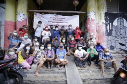 Foto: jatimnow.com Berbagi di Kampung Pecinan Tambak Bayan