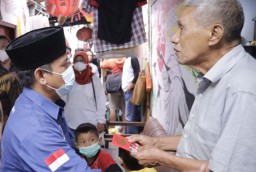 Saat jatimnow.com Berbagi ke Warga Pecinan Tambak Bayan Jelang Imlek 2022