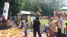 Libur Tahun Baru, Pengunjung Kebun Binatang Surabaya Membludak