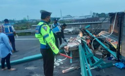 Mobil Grandmax Pecah Ban di Tol Sumo, Satu Orang Tewas