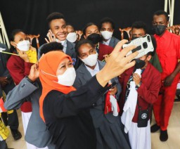Gubernur Khofifah Selesaikan Persoalan Rasisme di SMAN Pakusari Jember