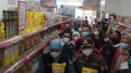 Kunjungi Kota Malang, Khofifah Pantau Harga dan Ketersediaan Minyak Goreng