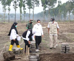 Tinjau Relokasi Huntara Semeru, Khofifah Puji Kinerja Forkopimda Lumajang