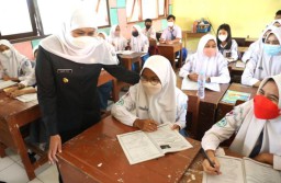 Gubernur Khofifah Tinjau Pelaksanaan PTM di Gresik