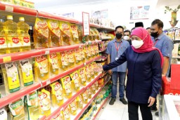 Sidak Minyak Goreng di Sidoarjo, Gubernur Khofifah: Stok Aman, Jangan Panik