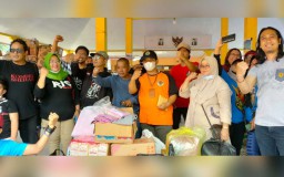 Gresik Bersatu Serahkan Bantuan untuk Korban Erupsi Gunung Semeru