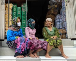 Demi Bertahan Hidup, Latipa 28 Tahun Jadi Kuli Panggul di Pasar Pabean