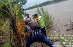 Mayat Bayi Laki-laki Ditemukan Mengambang di Sungai Brantas Jombang