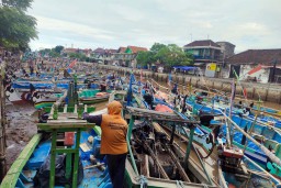 Ratusan Nelayan di Pasuruan Tidak Berani Melaut Akibat Angin Kencang