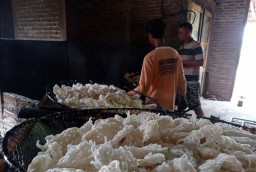 Kerupuk di Madiun Jadi Imut Gegara Harga Minyak Goreng Meroket