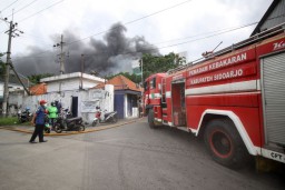 Pabrik Sepatu di Buduran Sidoarjo Terbakar