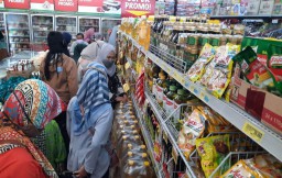 Melihat Warga Berburu Minyak Goreng di Kota Mojokerto