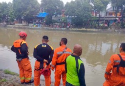 Pelajar SMP Tewas Tenggelam di Sungai Kalimas Surabaya