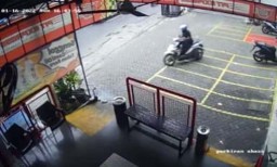 Bandit Motor Perpakaian Serba Hitam Satroni Parkiran Dealer Honda di Surabaya