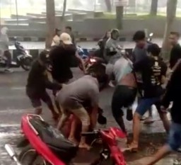 Video Viral, Pemuda Dikeroyok di Depan RTH Glenmore Gara-gara Geber Motor