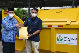 Peduli Lingkungan, Petrokimia Gresik Beri Bantuan Kontainer Sampah