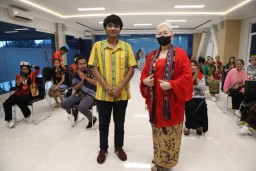 Melalui Modul Nusantara, Untag Surabaya Ajak 27 Mahasiswa PMM Pakai Baju Adat