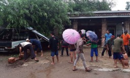 Pohon Asem Berusia Puluhan Tahun di Ponorogo Tumbang Timpa Rumah dan Mobil