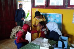 Hibur Siswa Agar Tidak Takut Divaksin, Kapolsek Sukorejo Berkostum Spiderman