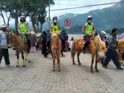 Destinasi Wisata Dipadati Pengunjung, Polres Magetan Terjunkan Srikandi Berkuda