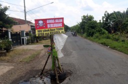 Jalan Rusak di Jombang Tak Kunjung Diperbaiki, Warga Pasang Poster Sindiran