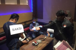 Polisi Gelar Reka Adegan Pertunjukan Striptis dalam Kafe di Banyuwangi